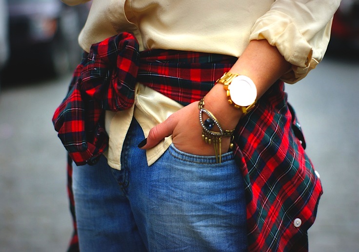 Tie Your Shirt Around Your Waist: How to Wear the Trend