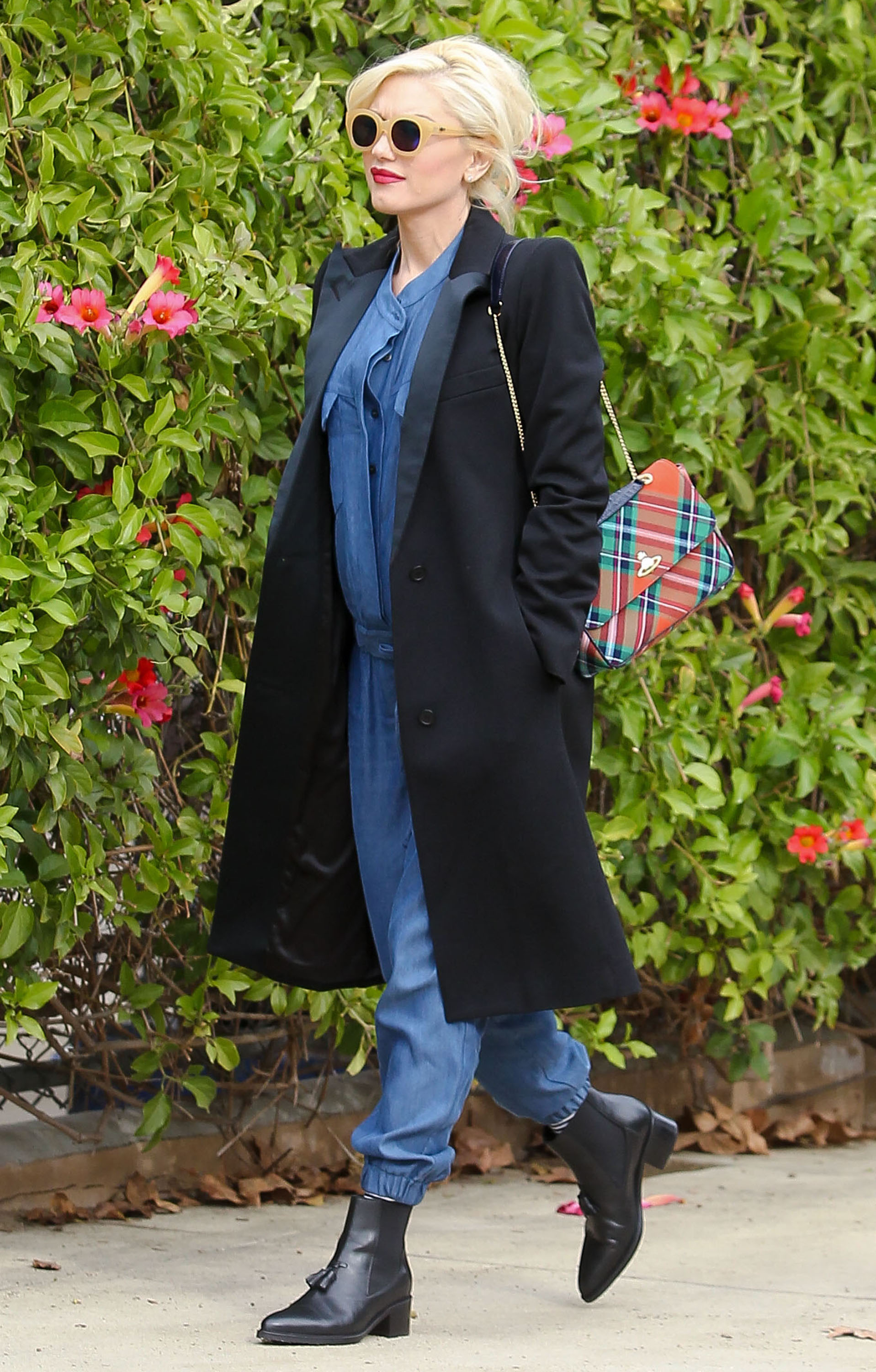 Pregnant Gwen Stefani And Family Spend The Day Together In Los Angeles