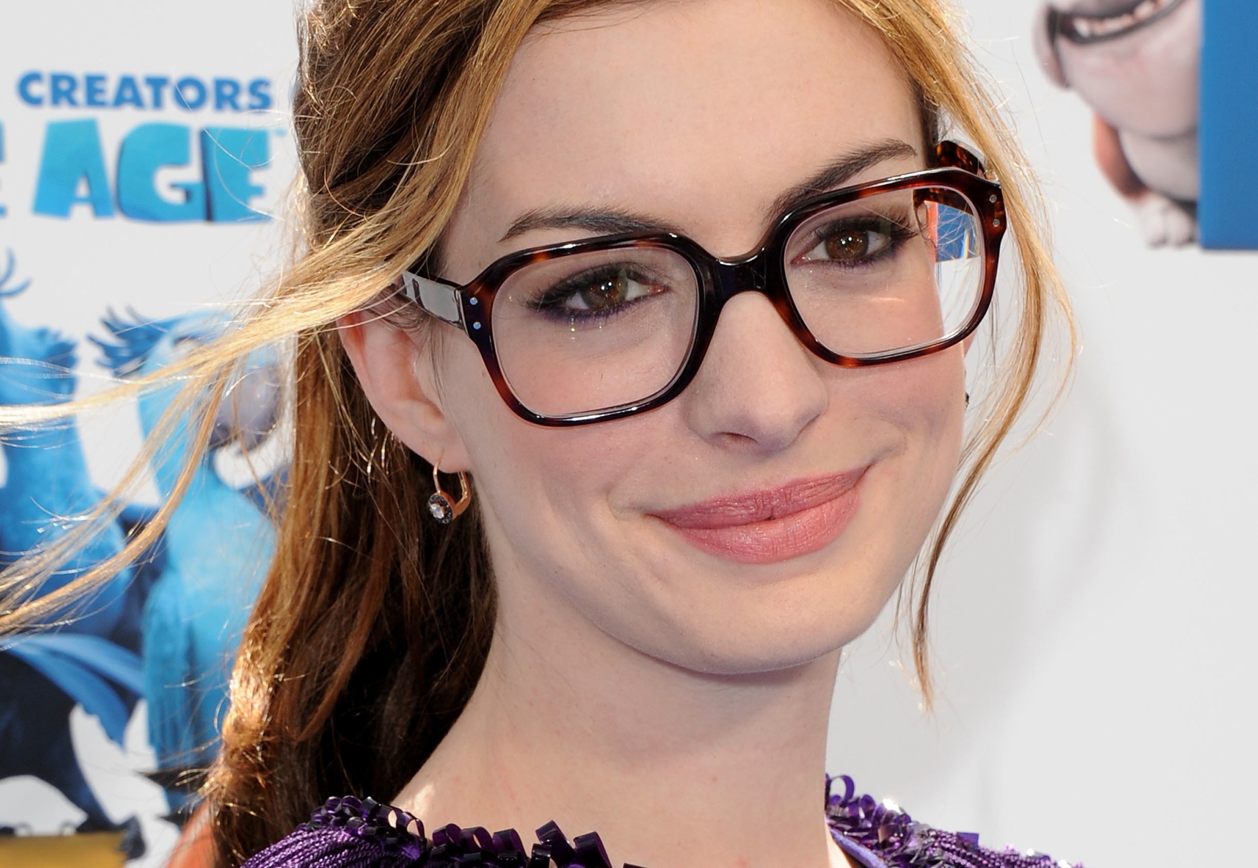 Anne Hathaway Does Loose And Casual The 'Rio' Premiere