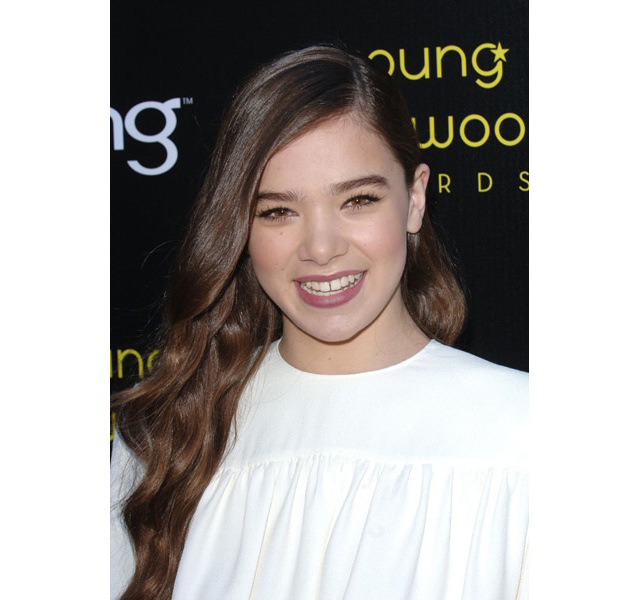This Is How Hailee Steinfeld Stays Fit Traveling