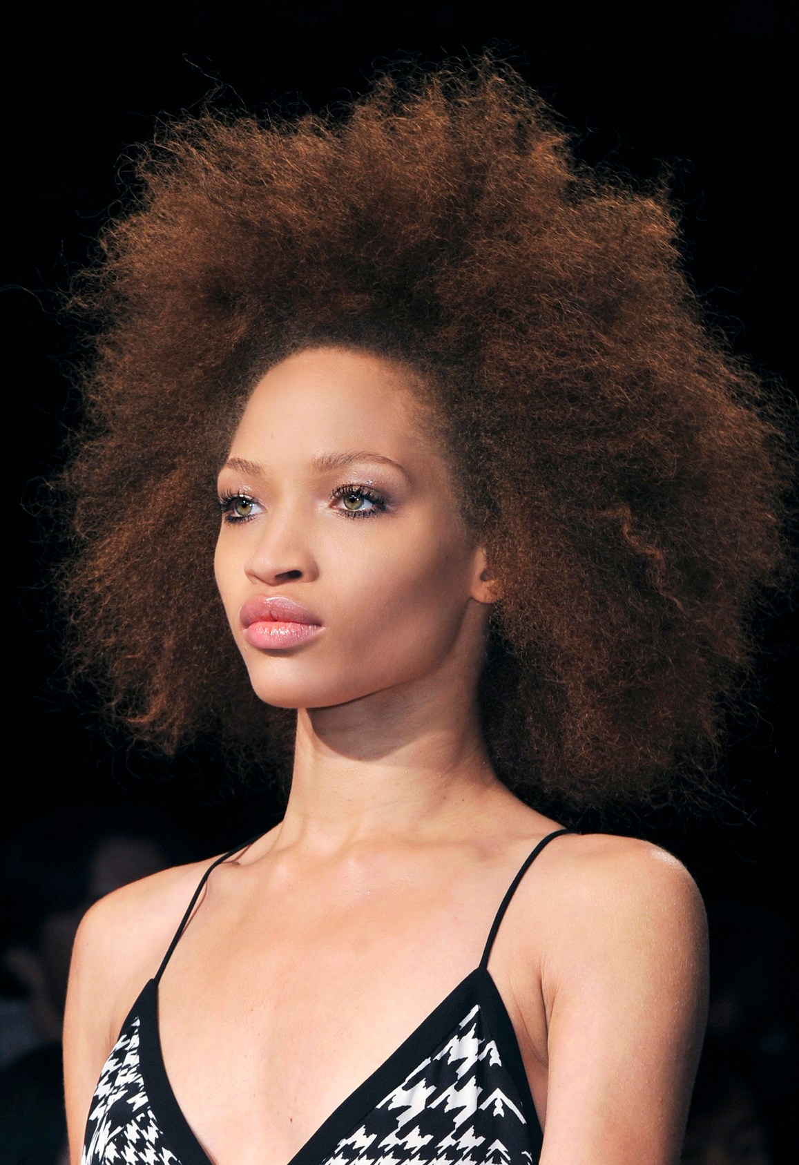 The Curly Girl’s Guide To A Non-Damaging Blowout