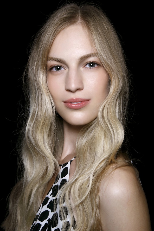 How to Style Hair Without Heat in the Summer