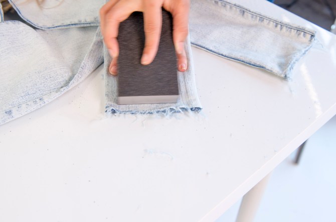 how to fray the hem of your jeans