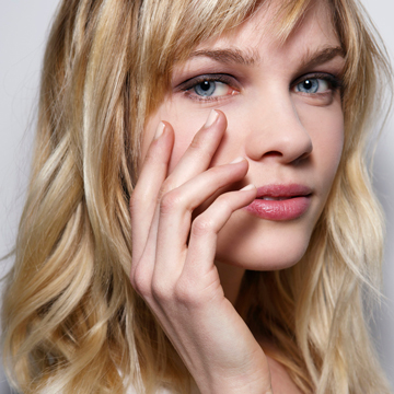 All About Cynthia Erivo’s Gem-Covered Golden Globe Nails 