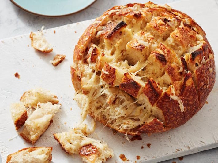 STYLECASTER | 25 Festive Recipes That Will Impress Your Friends on New Year’s Eve | Roasted Garlic and Four Cheese Pull-Apart Bread