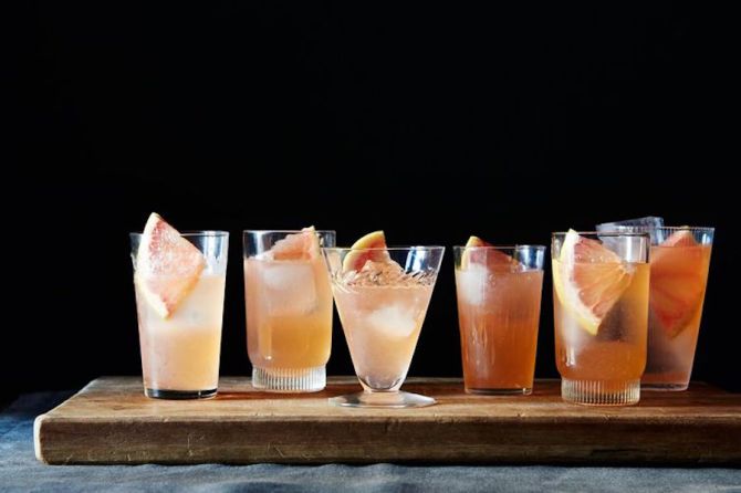 12 Big-Batch Cocktails That'll Get Everyone Drunk at Your Holiday Party: Bowery Punch