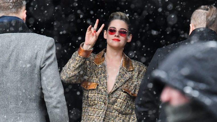 Gigi Hadid Haults Crasher During Chanel's Paris Fashion Show: Video