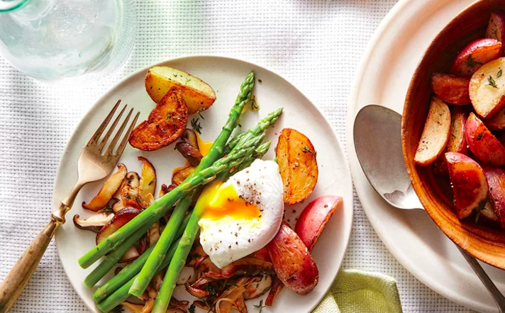 STYLECASTER | 17 Fancy Date Night Dinners That Are Actually Super Easy | Shitake Asparagus Sauté With a Poached Egg