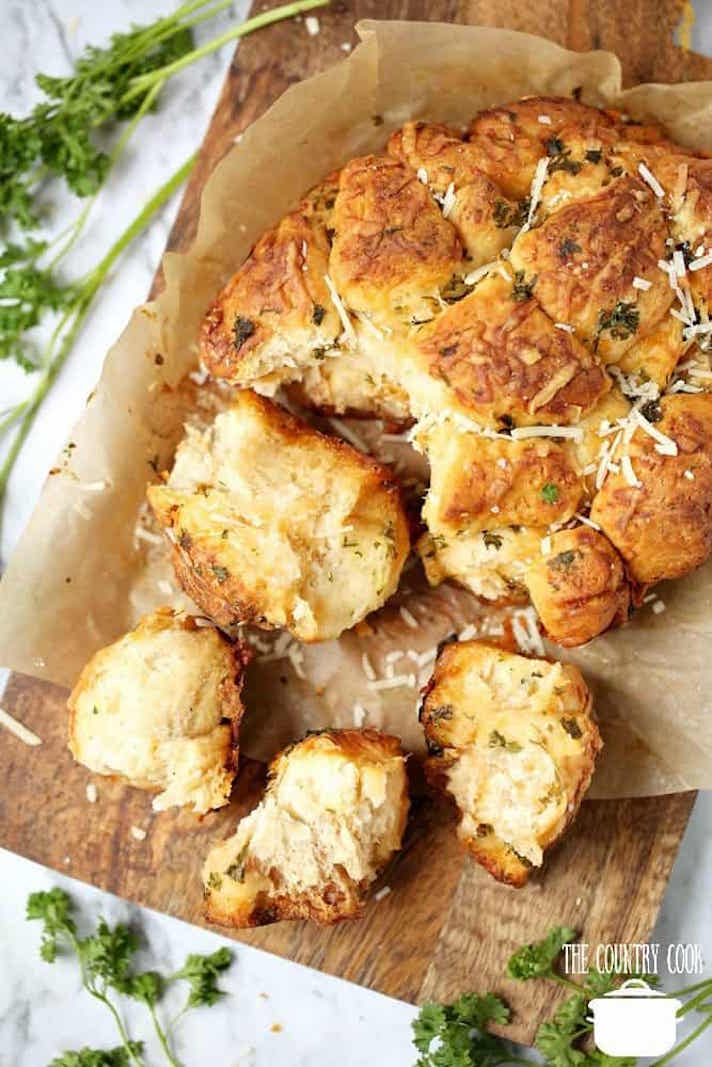 STYLECASTER | 17 Slow-Cooker Breads That Honestly Kind of Blow My Mind | Garlic Parmesan Pull-Apart Bread