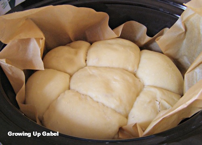 STYLECASTER | 17 Slow-Cooker Recipes to Whip Up During March Madness | Dinner Rolls