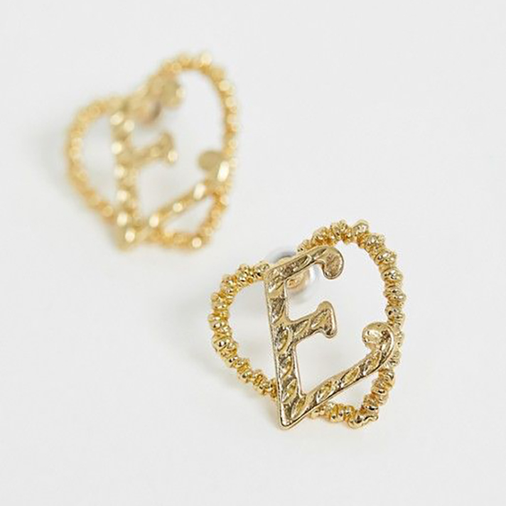 STYLECASTER | Word and Name Jewelry Is Having a Moment, Because Carrie Bradshaw Is a Forever Fashion Icon