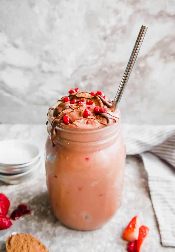 STYLECASTER | 17 Veggie-Packed Smoothie Recipes That Don't Taste Like Grass | Chocolate, Raspberry, and Cauliflower Smoothie