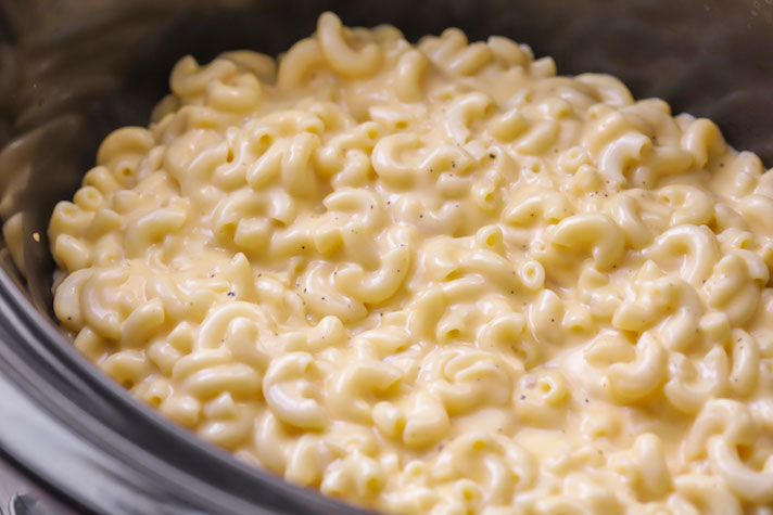 STYLECASTER | 17 Slow-Cooker Snacks That Really Speak To Your PMS Cravings | Mac and Cheese