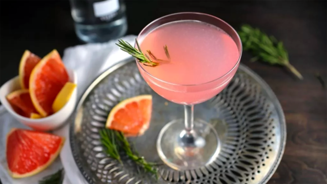 STYLECASTER | 16 Elderflower Liqueur Cocktails to Take Your Summer From Boring to Boozy