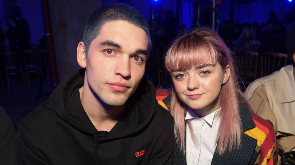 maisie-willams-pink-hair