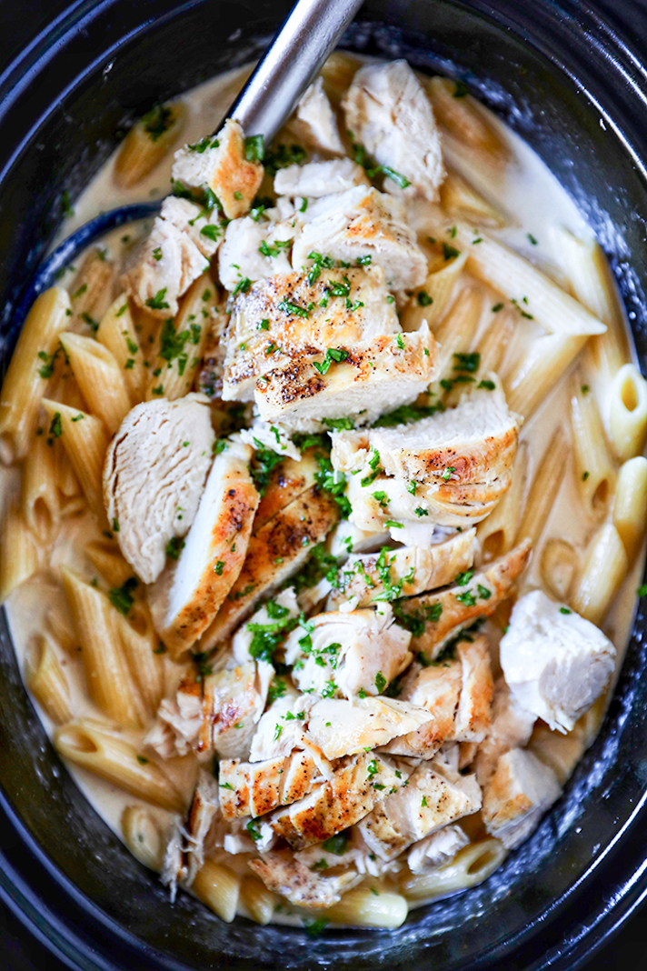 STYLECASTER | Slow-Cooker Date Night Recipes That Aim To Please | Chicken Alfredo