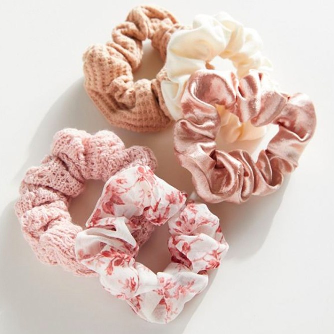 STYLECASTER | The Zodiac Signs as a VSCO Girl Accessory