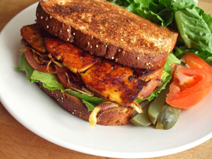 STYLECASTER | 19 High-Protein Veggie Sandwiches That Are Sure To Satisfy | Smoky Maple Tofu Sandwich