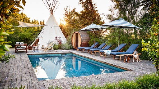 STYLECASTER | Home Interior Zoom Backgrounds | Pool decor