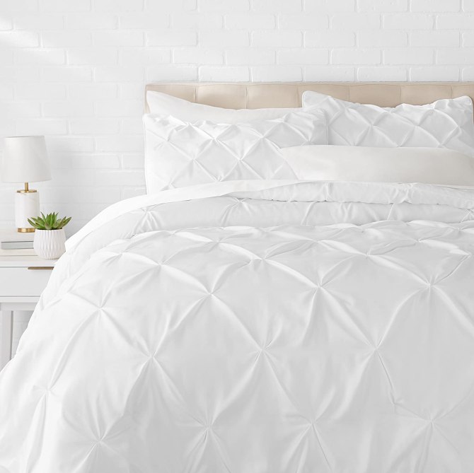 Amazon Basics Pinch Pleat Down-Alternative Comforter