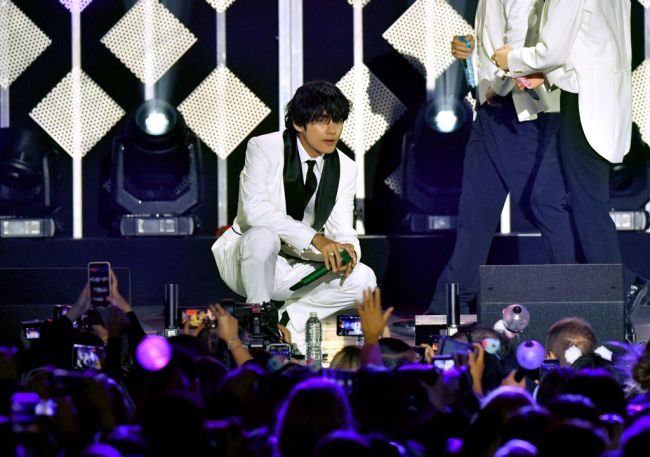 Who else has V dated?