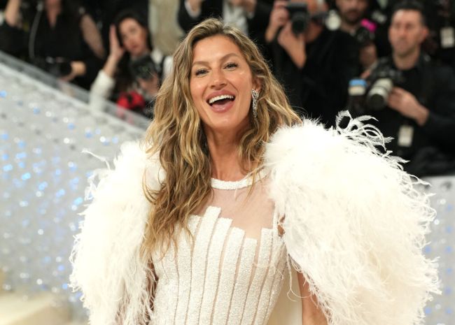 Gisele Bündchen attends The 2023 Met Gala Celebrating "Karl Lagerfeld: A Line Of Beauty" at The Metropolitan Museum of Art on May 01, 2023 in New York City.