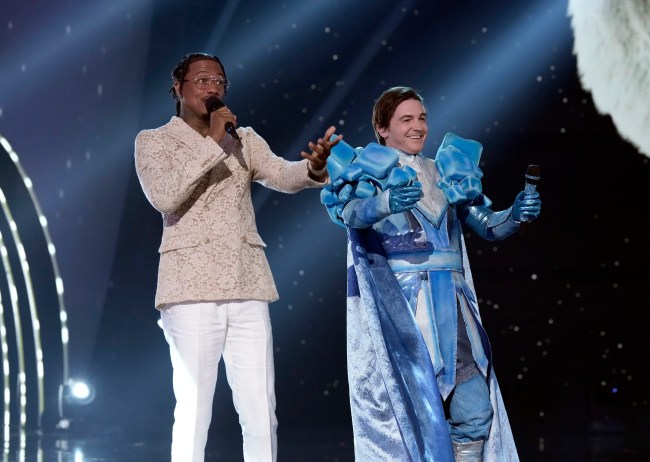 THE MASKED SINGER: L-R: Nick Cannon and Drake Bell in the “Miley Cyrus Night” episode of THE MASKED SINGER airing Wednesday, Nov. 20 (8:00-9:02 PM ET/PT) on FOX.