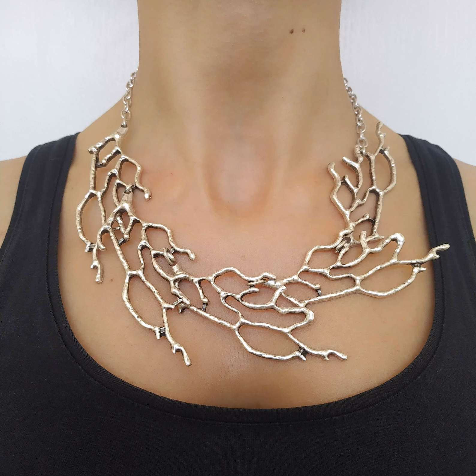 Necklace Trends 2025: Chunky Chains, Pearls, & More