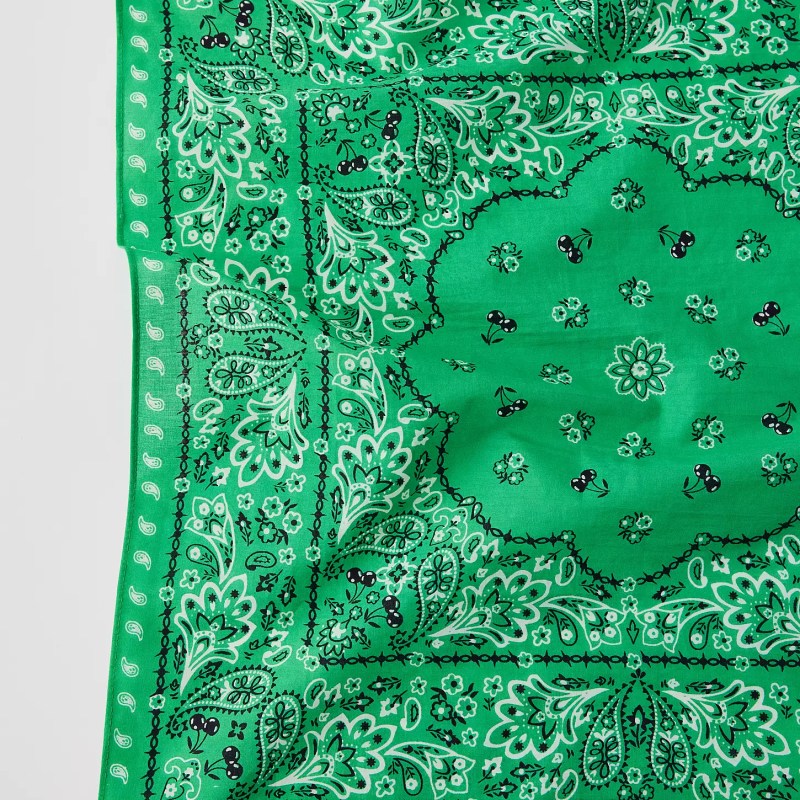 2025 Men's Jewelry Trends: Brooches, Scarves & Chokers