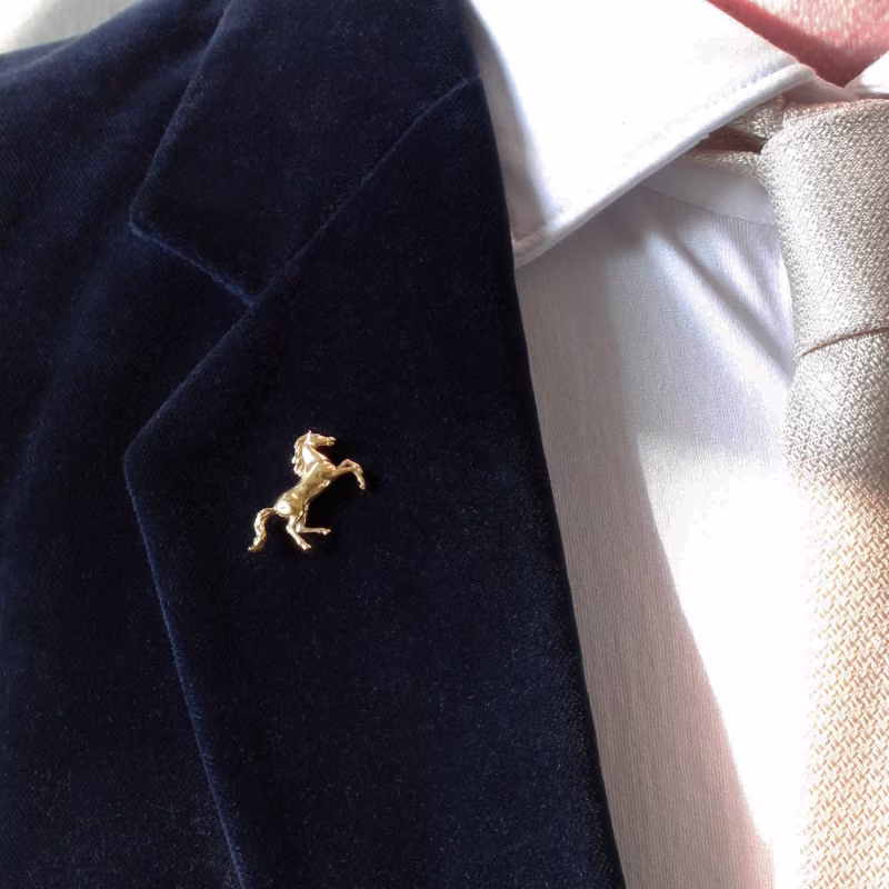 2025 Men's Jewelry Trends: Brooches, Scarves & Chokers