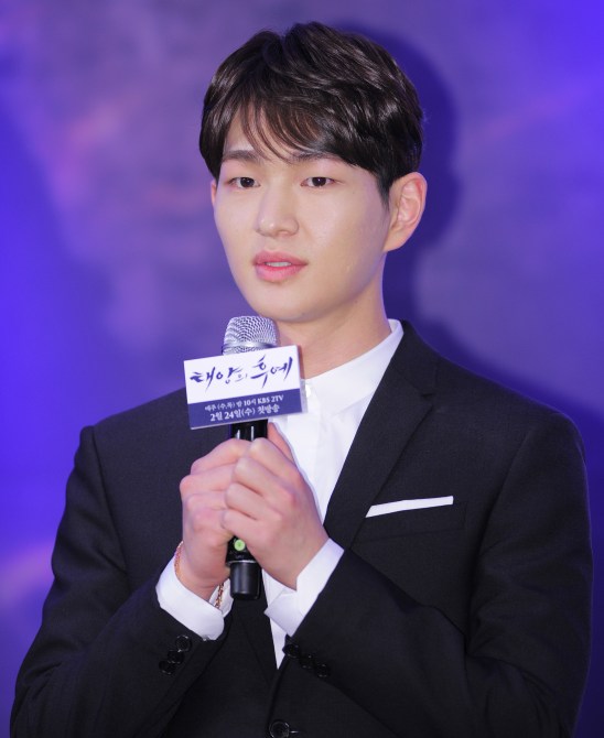 SEOUL, SOUTH KOREA - FEBRUARY 22:  Onew of SHINee attends the KBS 2TV drama "Descendants of the Sun" press conference at Imperial Palace on February 22, 2016 in Seoul, South Korea.