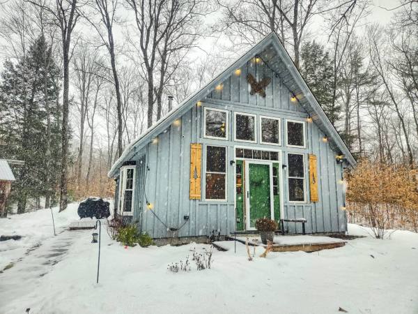15 Best Cozy Cabins on Airbnb to Book in Winter 2026
