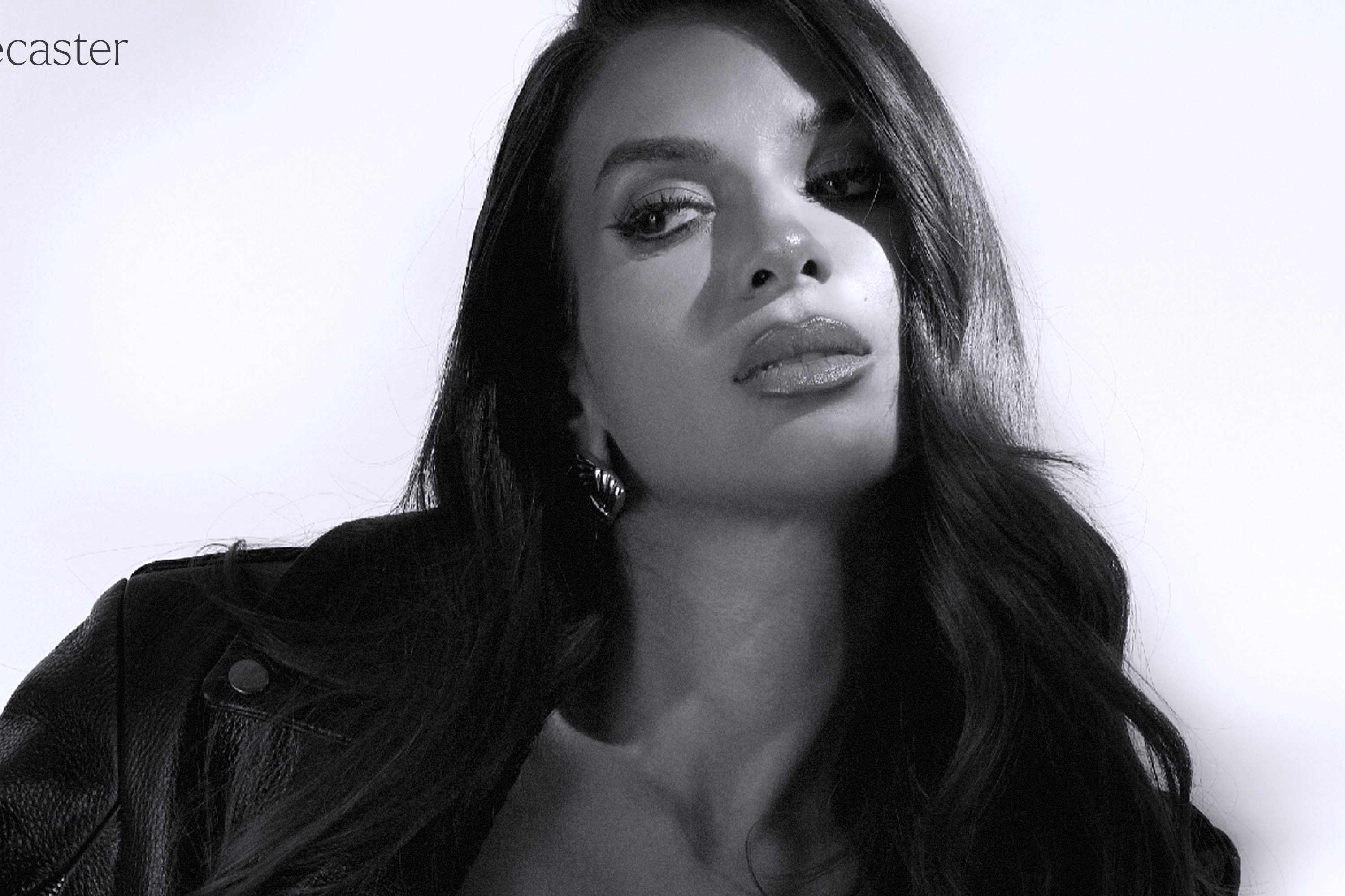 Ekin-Su Cülcüloğlu looking to the left