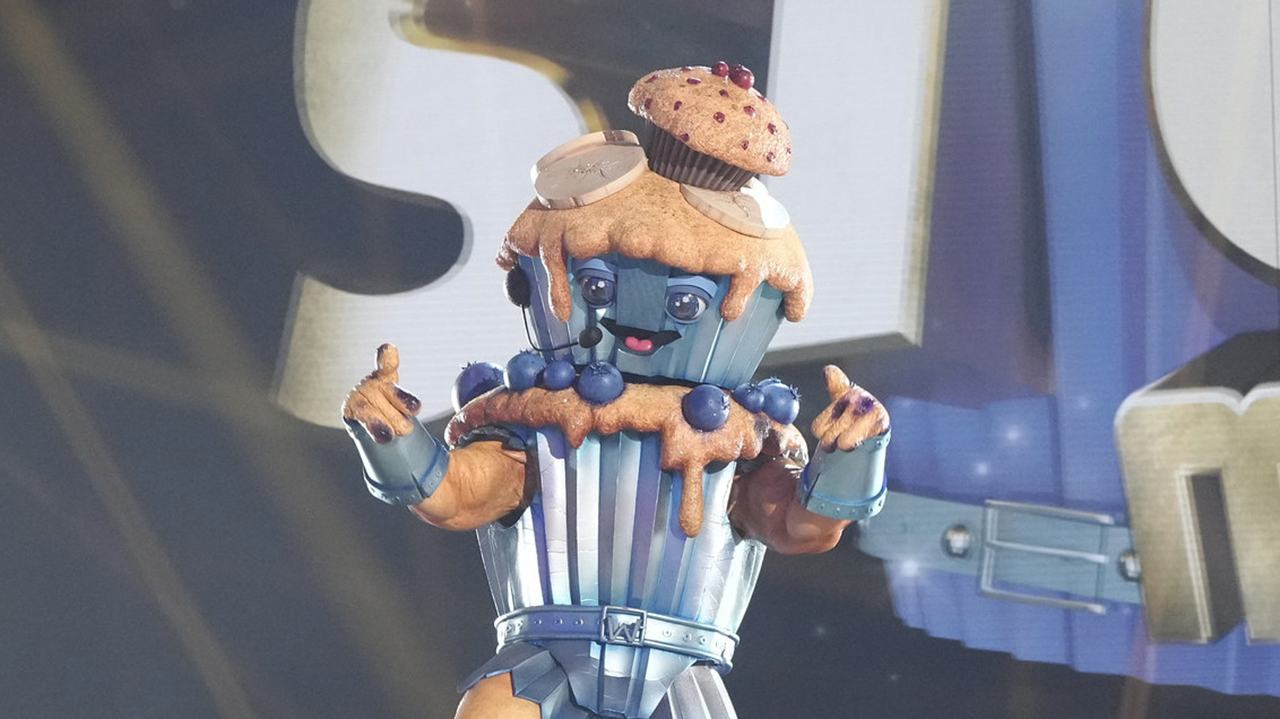 THE MASKED SINGER: L-R: Stud Muffin and Nick Cannon in the THE MASKED SINGER episode “Group C Premiere: Carnival Night” airing Wednesday, March 26 (8:00-9:02 PM ET/PT) on FOX.