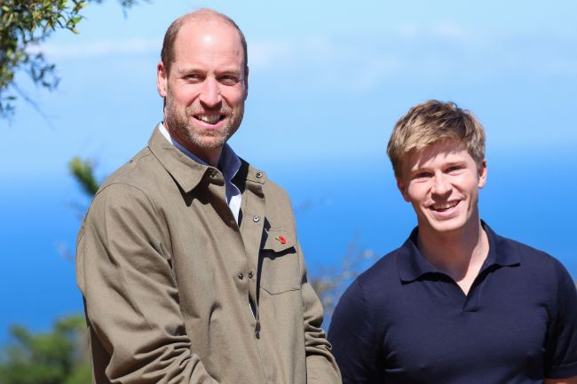  Prince William, Prince of Wales talks to Robert Irwin during his visit at Signal Hill on November 05, 2024 in Cape Town, South Africa. During his visit, The Prince of Wales will attend the fourth annual Earthshot Prize Awards and engaged in various environmental initiatives and participated in events held in Cape Town as part of 'Earthshot Week'. 